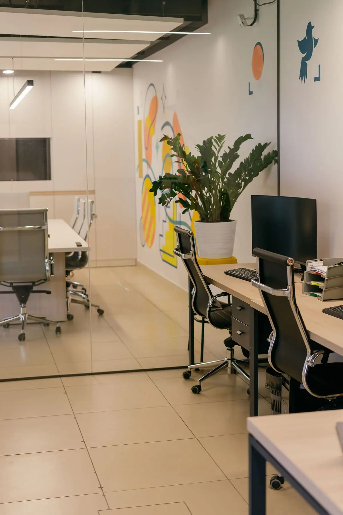 Bureaux vitrés remis en ordre après un passage d'entretien, illustration Biohotte Nuisibles, Nanterre