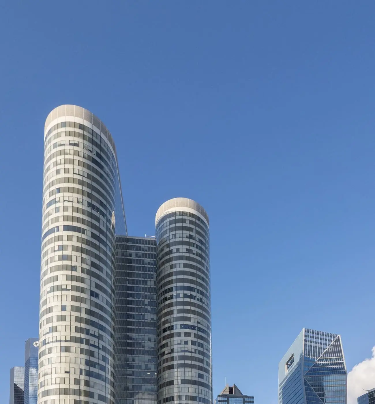 Tours de bureaux de La Défense sous un ciel dégagé, à la limite de Nanterre, illustration Biohotte Nuisibles