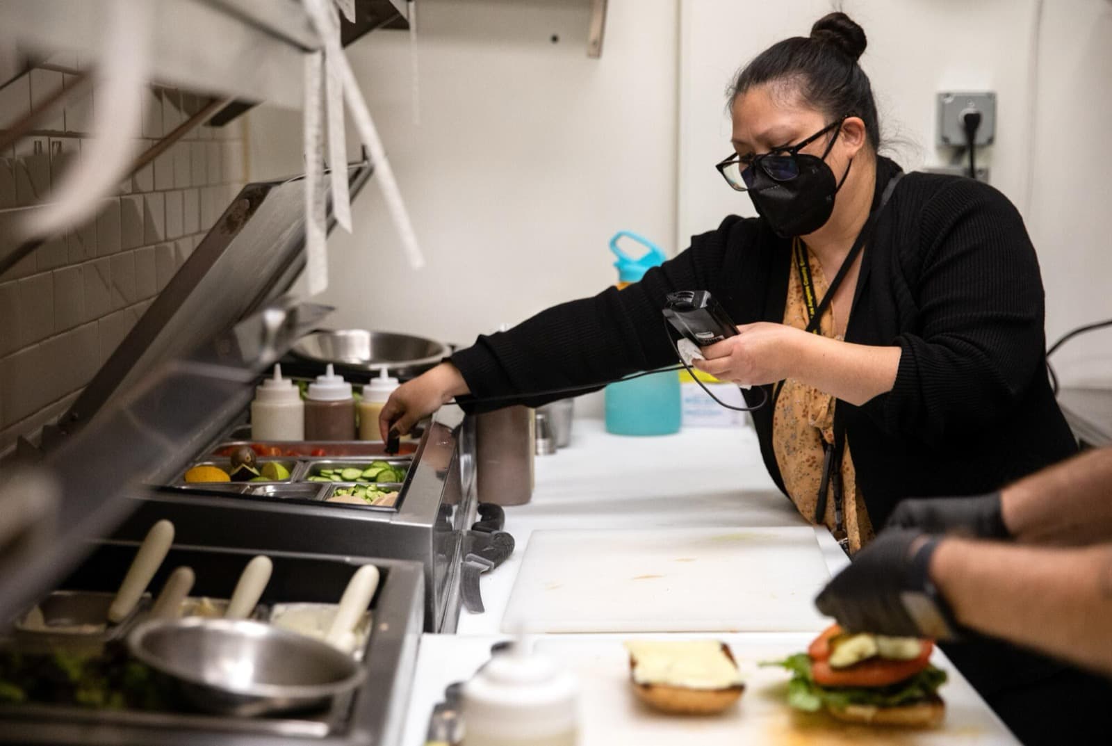 Contrôle hygiène et relevé de température en cuisine professionnelle de restaurant — Biohotte Nuisibles Paris