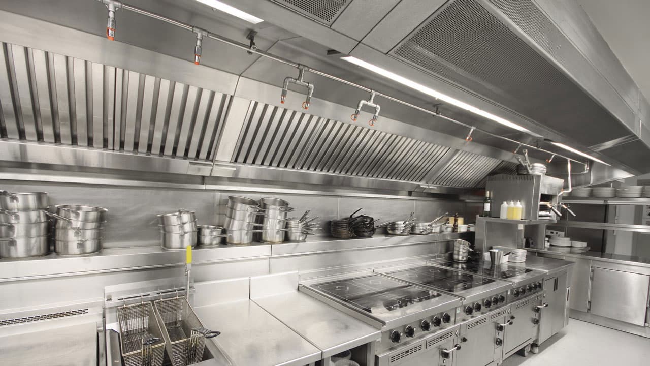 Cuisine professionnelle de restaurant avec hotte d'extraction — Biohotte Nuisibles Paris Île-de-France